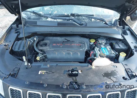 2018 Jeep Compass Latitude 4X4 z USA, uszkodzony, nr VIN 3C4NJDBB2JT174990